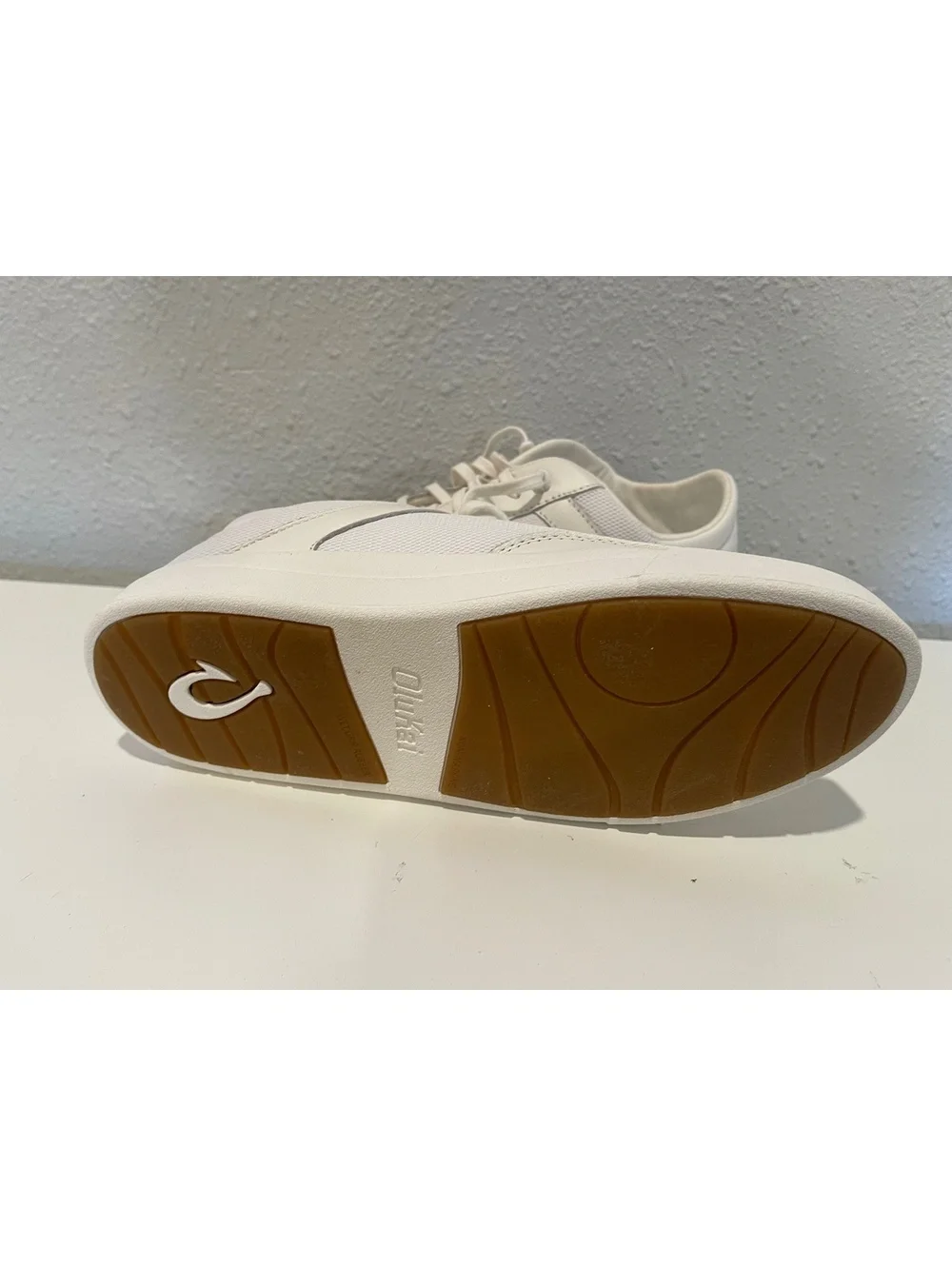Olukai White Leather and Textile Sneakers US 8.5 / EUR 38.5
